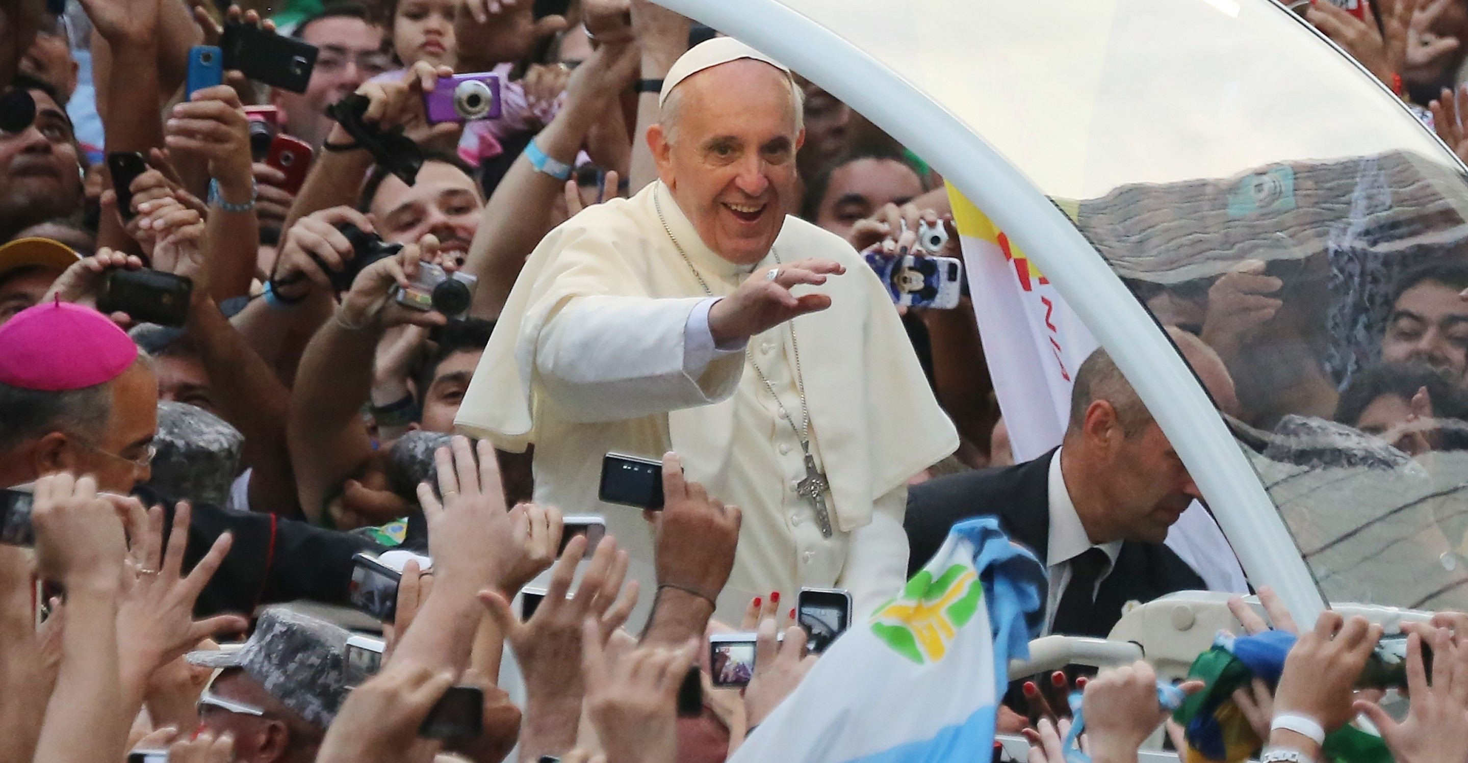 El Papa enfatiza que viaja como peregrino y mensajero de paz