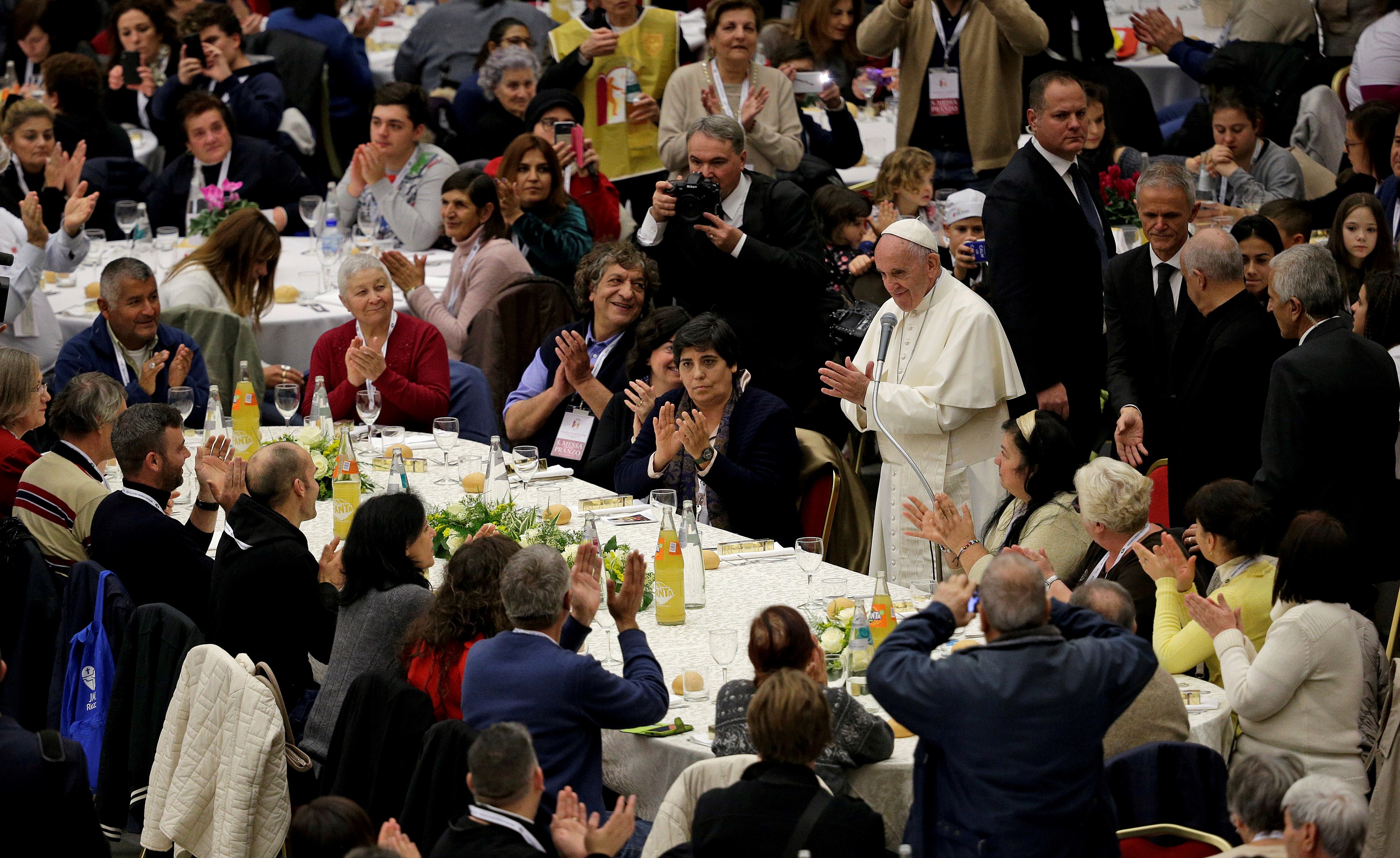 El papa Francisco almuerza con 1.500 pobres en el Vaticano