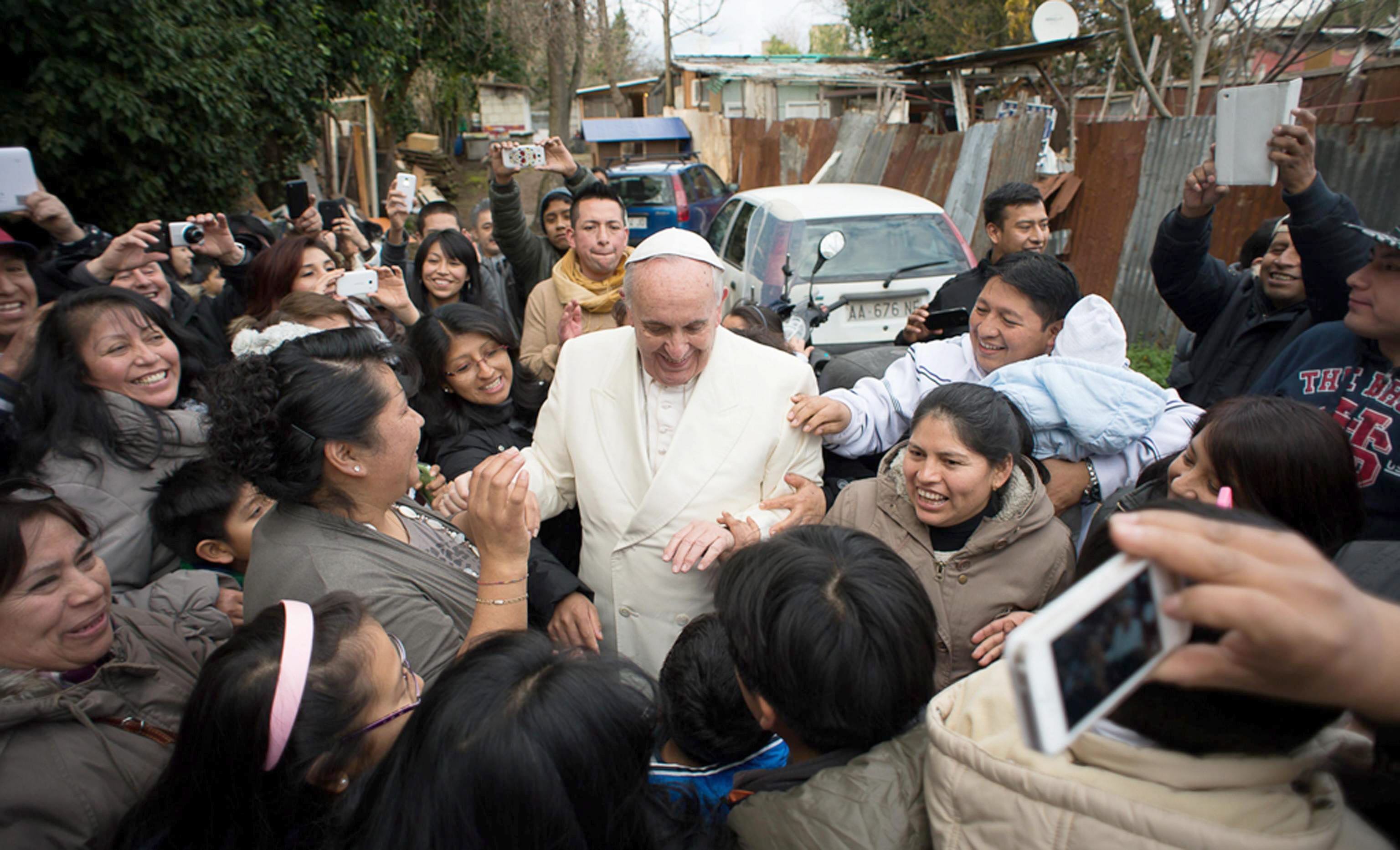 Rezar por quienes nos ignoran, pide el Papa a los pobres de Lyon