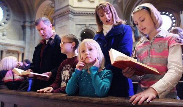 Seis consejos para que los más pequeños vivan la Santa Misa