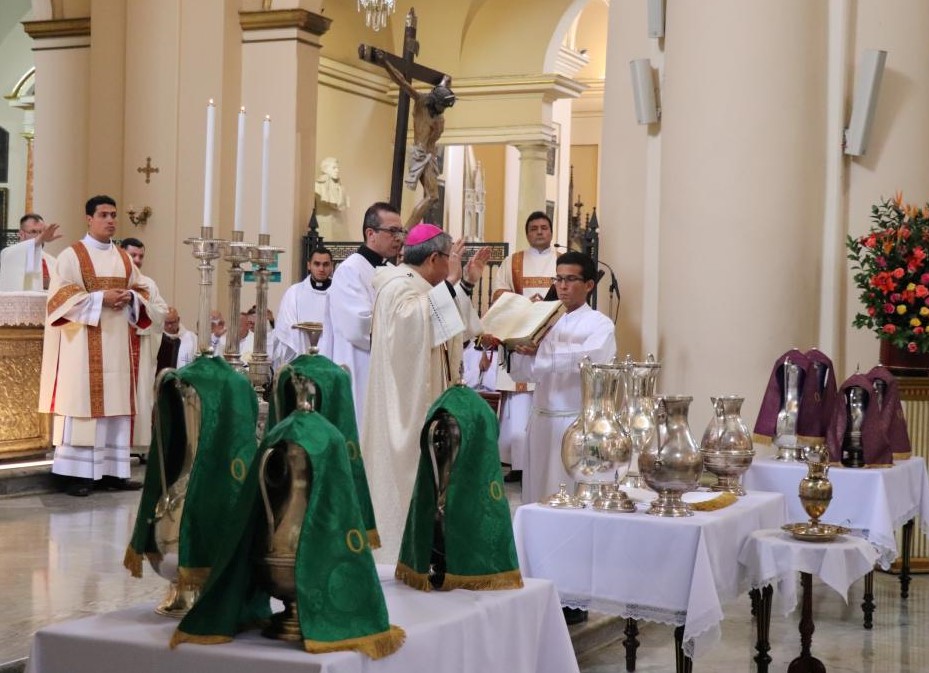 La Misa Crismal manifiesta la plenitud sacerdotal del obispo, su unión con el clero y con el pueblo de Dios