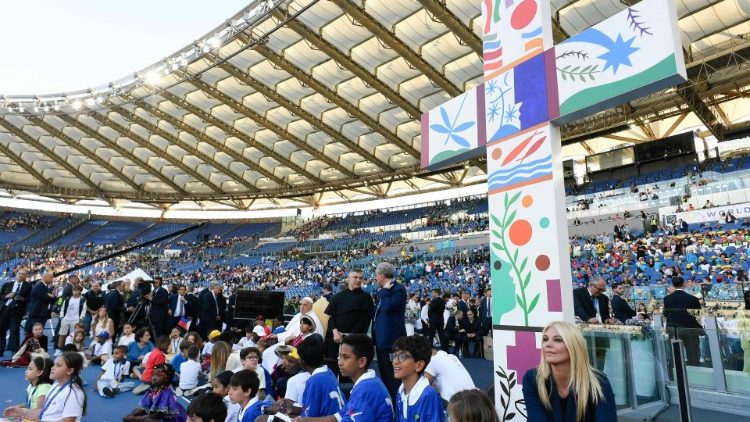 50.0000 niños y niñas, de 101 nacionalidades participaron en el encuentro con el Papa en el Estadio Olímpico de Roma.