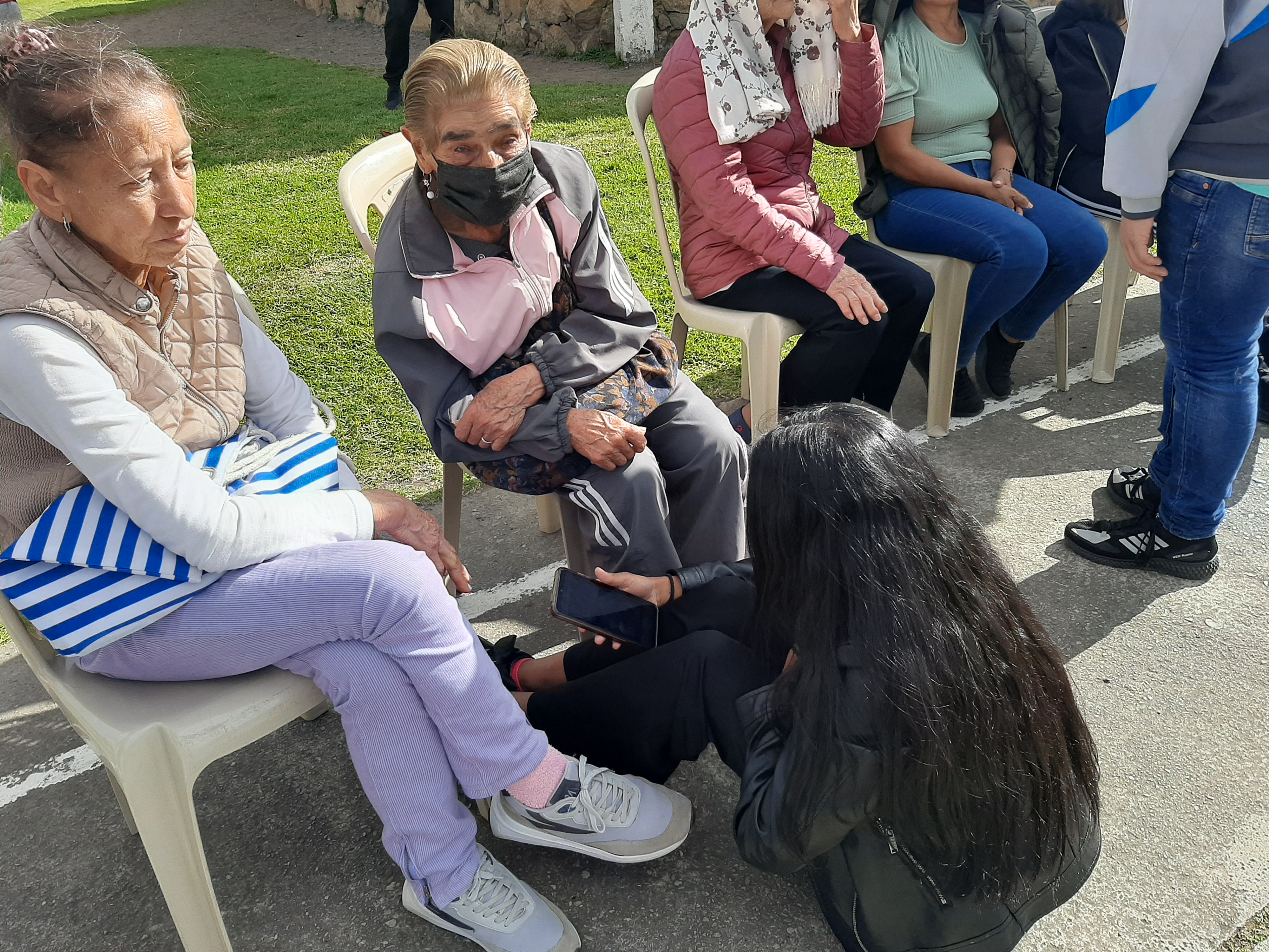 Parroquia San Jerónimo Emiliani. Diálogo entre adolescentes y abuelitos.