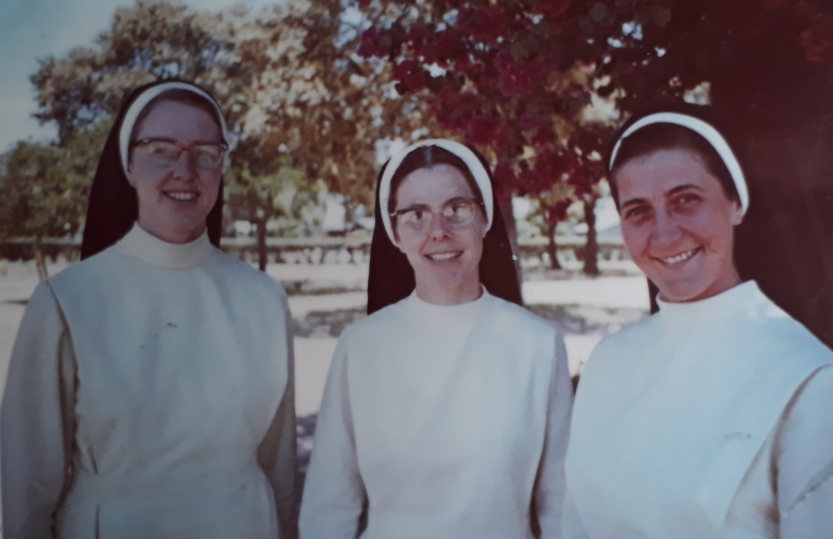 Primeros años de las hermanas en Colombia. De izquierda a derecha: Hna. Regina Häufele, Hna. Vianney Link y Silvia Buchel.