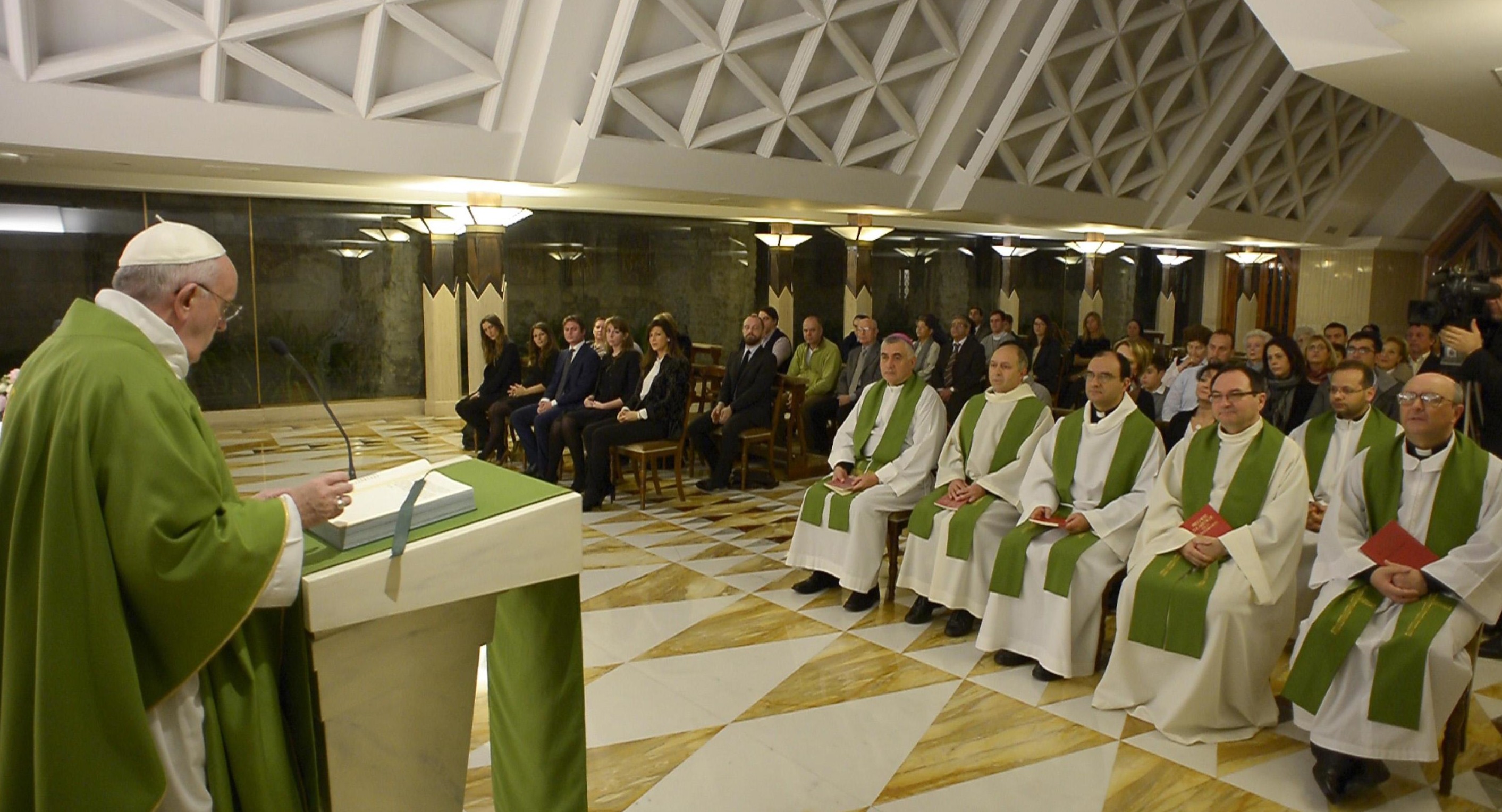 Tomar distancia de la riqueza y predicar la pobreza está en el centro del Evangelio
