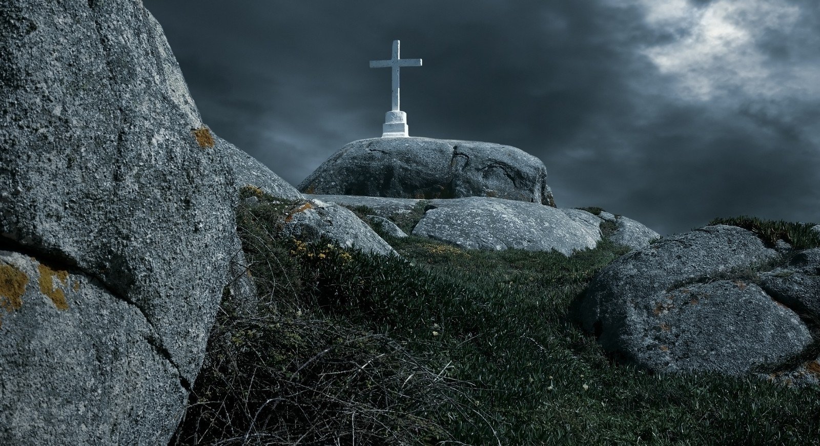 Toma tu cruz, no cuélgatela