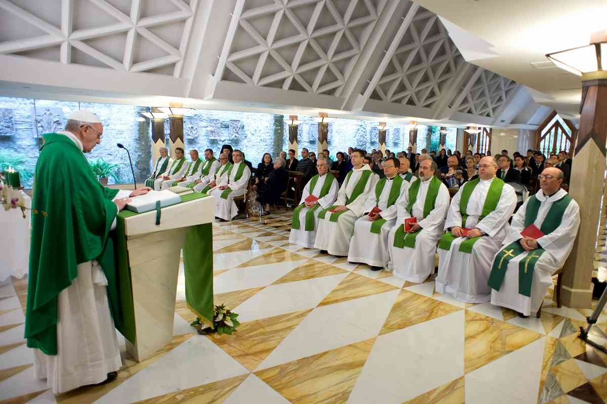 Quien busque honores terrenales en la Iglesia está en el lugar equivocado