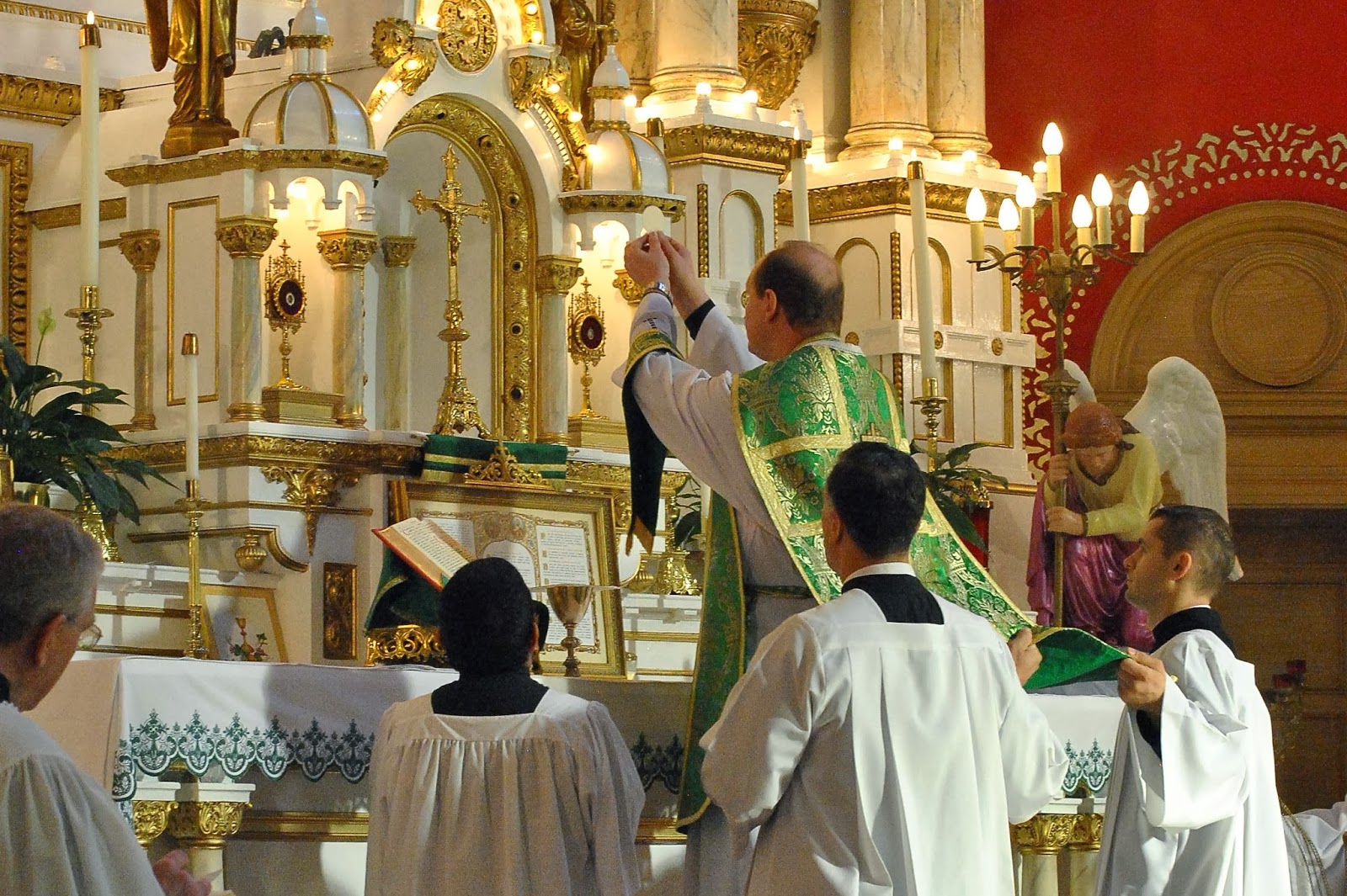 Los sacerdotes son mediadores, otra cosa los hace ridículos