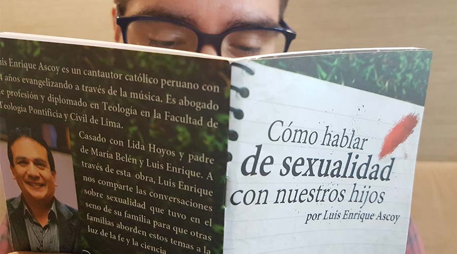 El músico católico Luis Enrique Ascoy presentó su nuevo libro