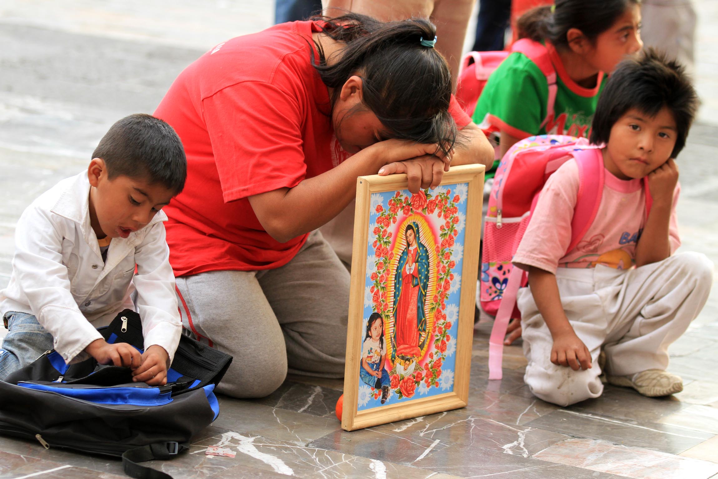 La Virgen María intercesora ,madre y esposa dentro de la familia...