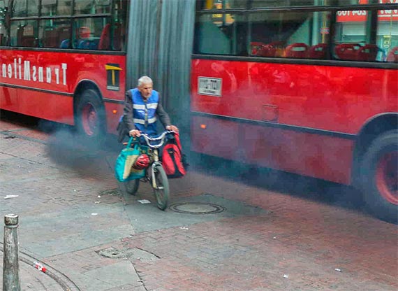 https://arquimedia.s3.amazonaws.com/2/editorial/transmilenio-polucion-buses-procuraduria-salud-oms-1jpg.jpg