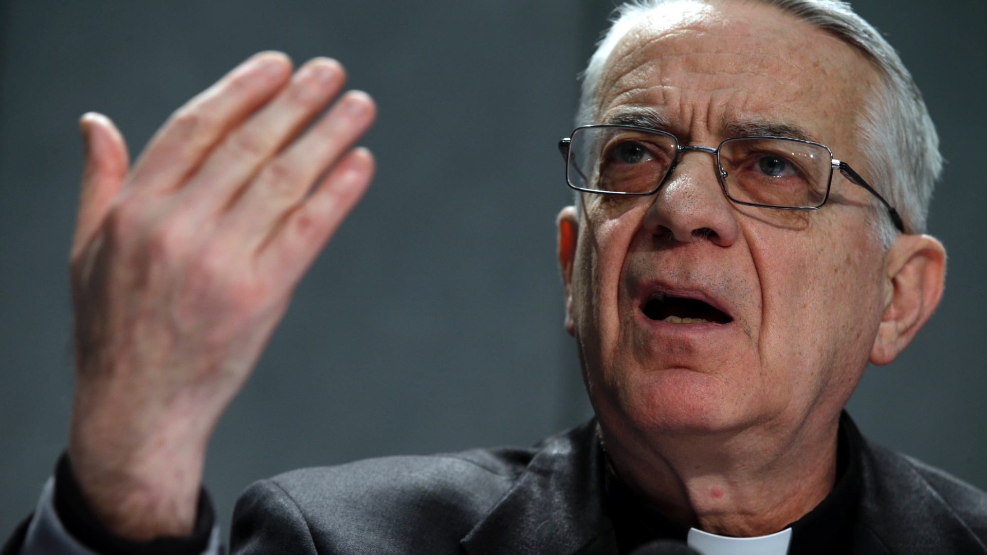 https://arquimedia.s3.amazonaws.com/2/actualidad/porta-voz-do-vaticano-padre-federico-lombardi-fala-com-jornalistas-durante-uma-coletiva-de-imprensa-realizada-no-pais-na-ocasiao-o-religioso-confirmou-a-existencia-de-um-relatorio-de-1361484720863-1920x1080jpg.jpg