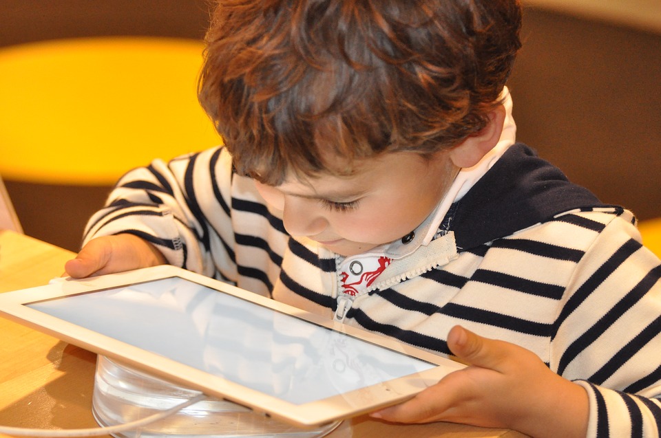 Claves para cultivar en los niños el amor a la virtud y no a lo virtual