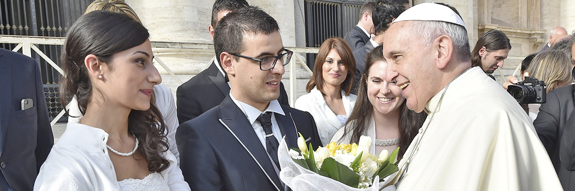 Los matrimonios unidos y fieles reflejan la semejanza de Dios, afirma el Papa