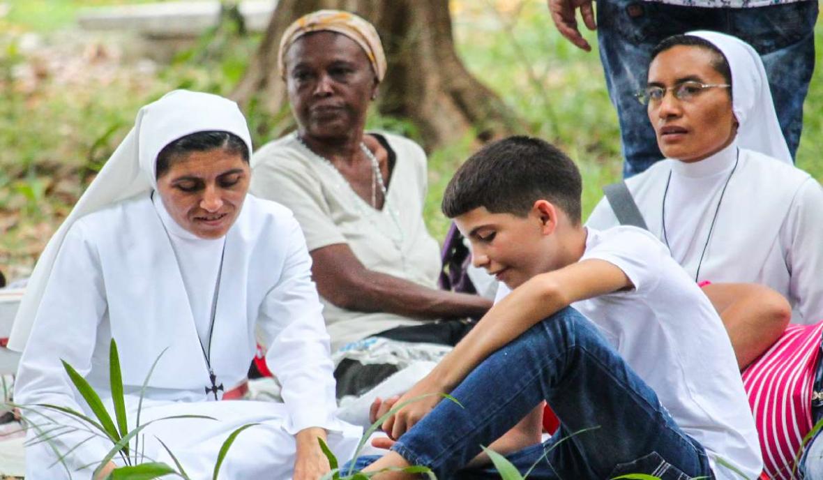 En su intención de oración para febrero 2022, el santo padre agradece la misión y la valentía de las mujeres religiosas y consagradas, al tiempo que pide rezar por ellas “para que sigan encontrando nuevas respuestas frente a los desafíos del tiempo actual”. Tras considerar la vida consagrada como vital para la Iglesia, exhorta a las religiosas a “seguir trabajando y hacer incidencia con los pobres, con los marginados, con todos los que están esclavizados por los traficantes”. El papa reconoce que son muchas