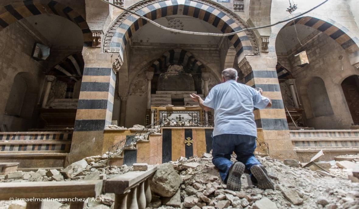Hombre ora en las ruinas de la catedral católica armenia en Alepo – Siria – junio 2021 (Archivo ACN).