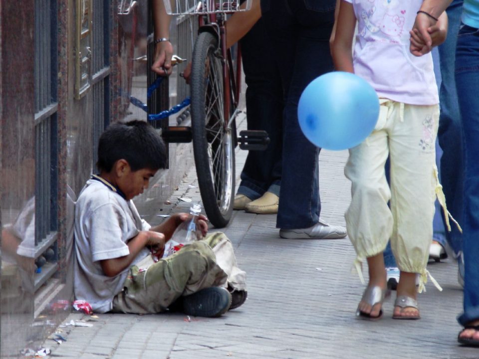 Papa pide rezar por los niños que sufren y salir de la indiferencia