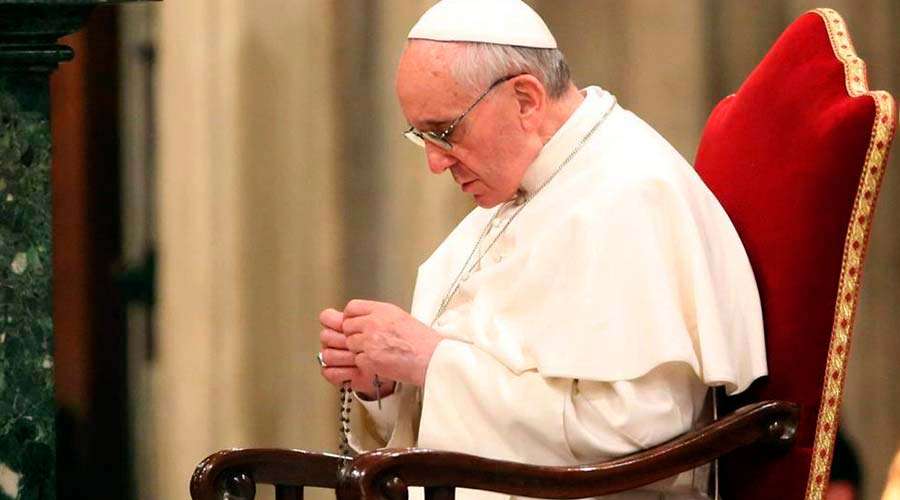 Papa reza santo rosario