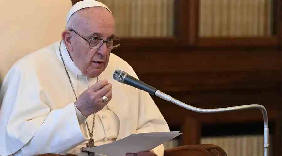 Durante la Audiencia General del último miércoles del mes, continuando con la serie de catequesis en torno a la Carta de San Pablo a los Gálatas, el santo padre alertó sobre la tentación "de los nuevos fundamentalistas", que pretenden encerrar la vida cristiana en una lista de preceptos, buscando seguridades en ellos, en lugar de abrirse a la libertad y a la novedad del amor de Dios, el único que trae los dones de la paz y la alegría a la vida humana. “Incluso hoy en día, muchos buscan la certeza religiosa 