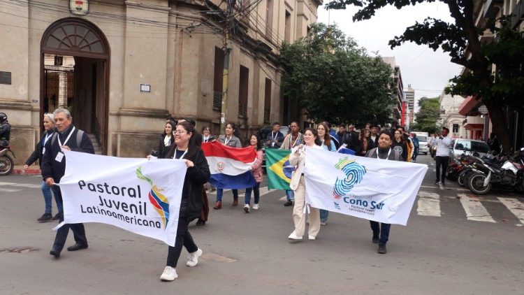 Papa invita a jóvenes latinos a seguirse preparando para el Jubileo