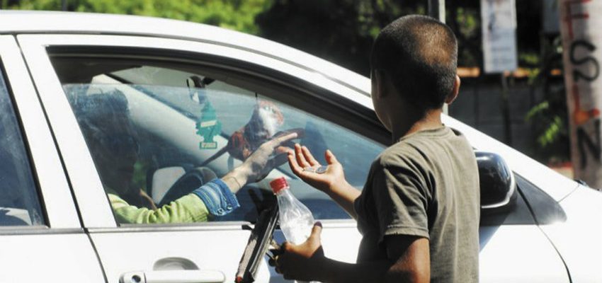 No podemos ser sus cómplices, es necesario «despertar las conciencias, practicar la cercanía y la solidaridad concreta con los niños y los chicos», instó Francisco.