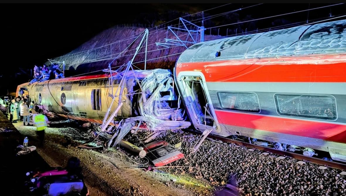 El papa León XIV reza por las víctimas del accidente de tren en España