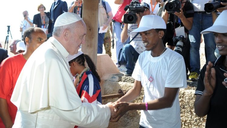 referencia - vaticannews.va. El Papa en su visita a la isla de Lampedusa en 2019.