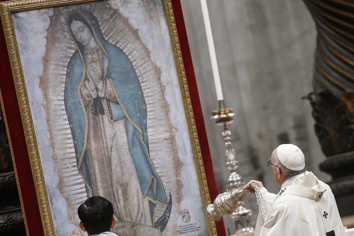 En día de Nuestra Señora de Guadalupe, unidos en oración con el Santo Rosario