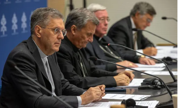 Los organizadores hablan sobre la próxima segunda sesión del Sínodo de la Sinodalidad en una conferencia de prensa en la Oficina de Prensa de la Santa Sede| Crédito: Daniel Ibáñez / EWTN News.