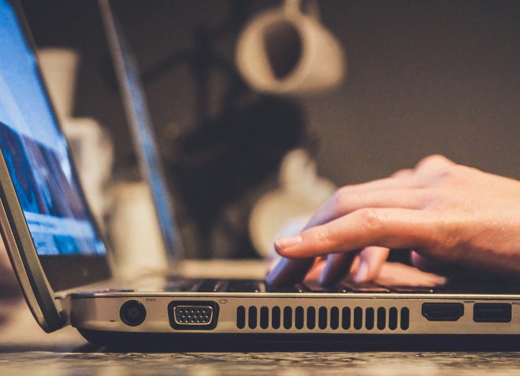 La libertad de expresión en la era digital: entre el “laissez faire” y la vigilancia.