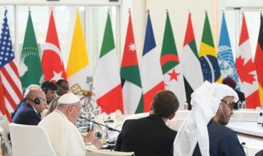 El Papa Francisco lee su discurso en la cumbre del G7 | Crédito: Vatican Media.