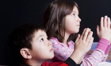 Papa Francisco: Es importante enseñar a rezar a los niños, la oración es cadena de vida