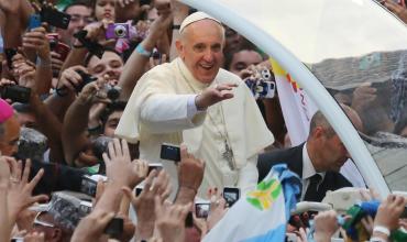 El Papa enfatiza que viaja como peregrino y mensajero de paz