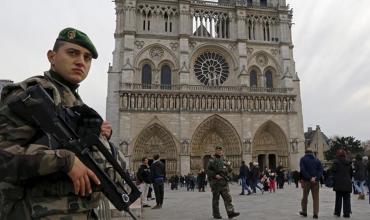 Mil personas atrapadas en Catedral de Notre Dame por atacante en París