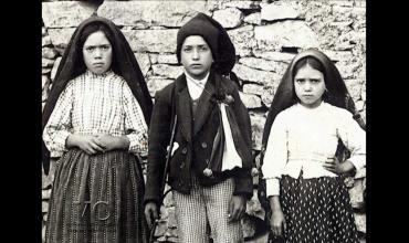 “… a tres pastorcitos, la Madre de Dios, descubre el misterio de su corazón…”