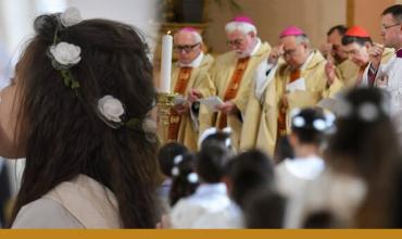 Más de 200 niños búlgaros reciben la Primera Comunión de manos del Papa