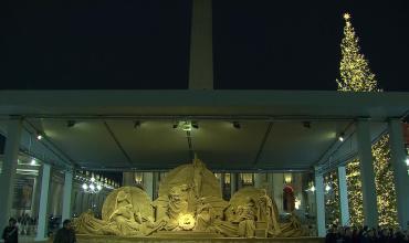 Vaticano inaugura pesebre hecho con arena e iluminación del árbol de Navidad