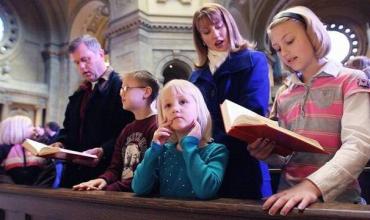Seis consejos para que los más pequeños vivan la Santa Misa
