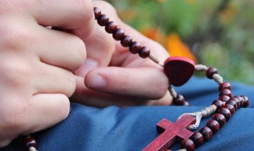 Jóvenes rezan el Rosario