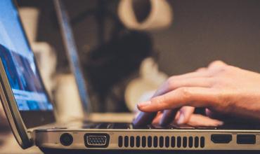 La libertad de expresión en la era digital: entre el “laissez faire” y la vigilancia.