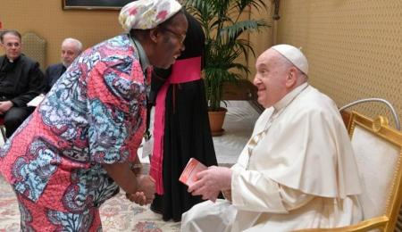 La Iglesia es mujer, hay que "desmasculinizarla": Papa Francisco
