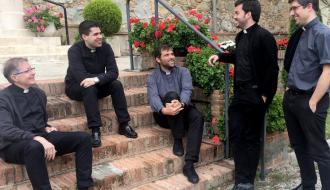 sacerdotes compartiendo