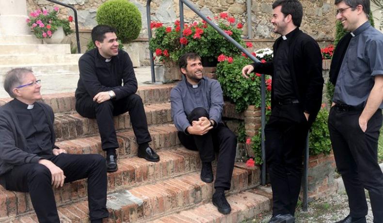sacerdotes compartiendo